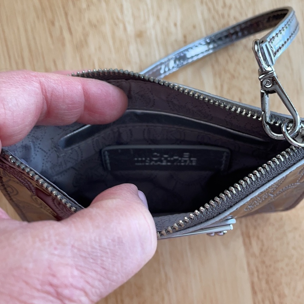 ⭐️SALE⭐️ MK Michael Kors Wristlet - Picture 3 of 3